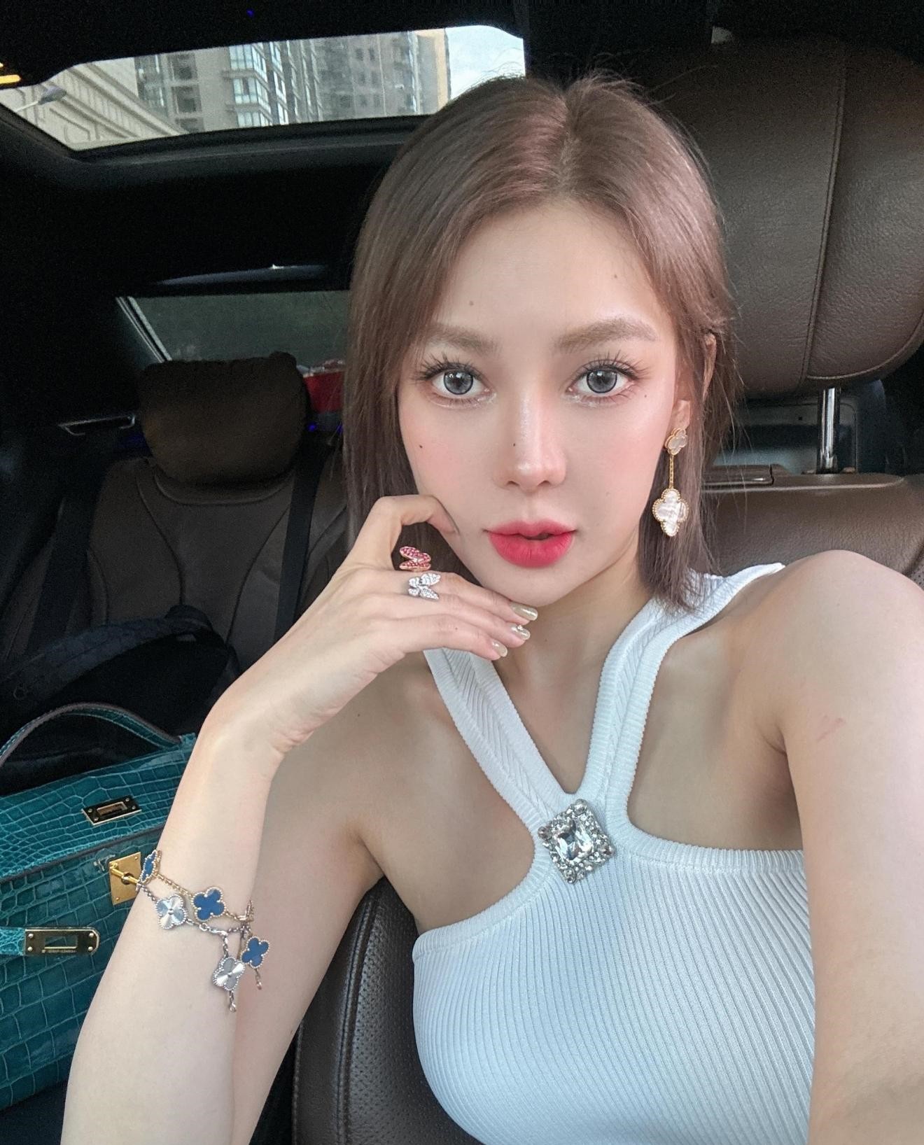 郭美美被骗签霸王合约,赔偿违约金50万,晒照秀性感瘦成麻杆!