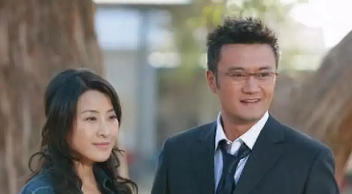 曹卫宇:娶圈外妻子,为拍戏手指骨折,如今咋样了?