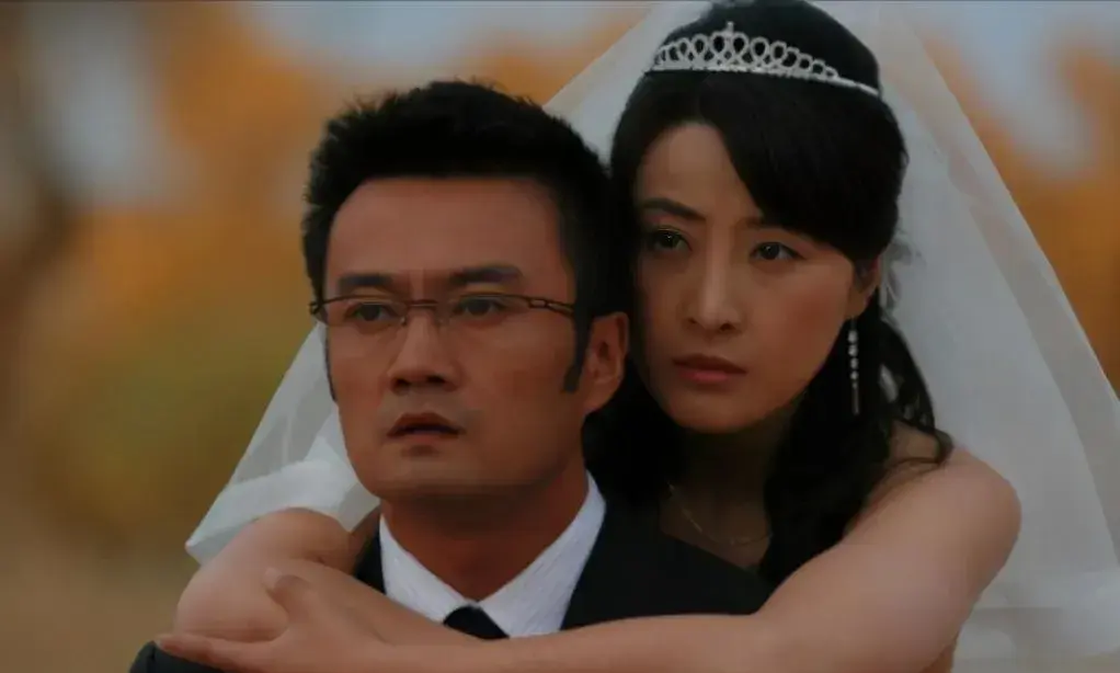 曹卫宇:娶圈外妻子,为拍戏手指骨折,如今咋样了?