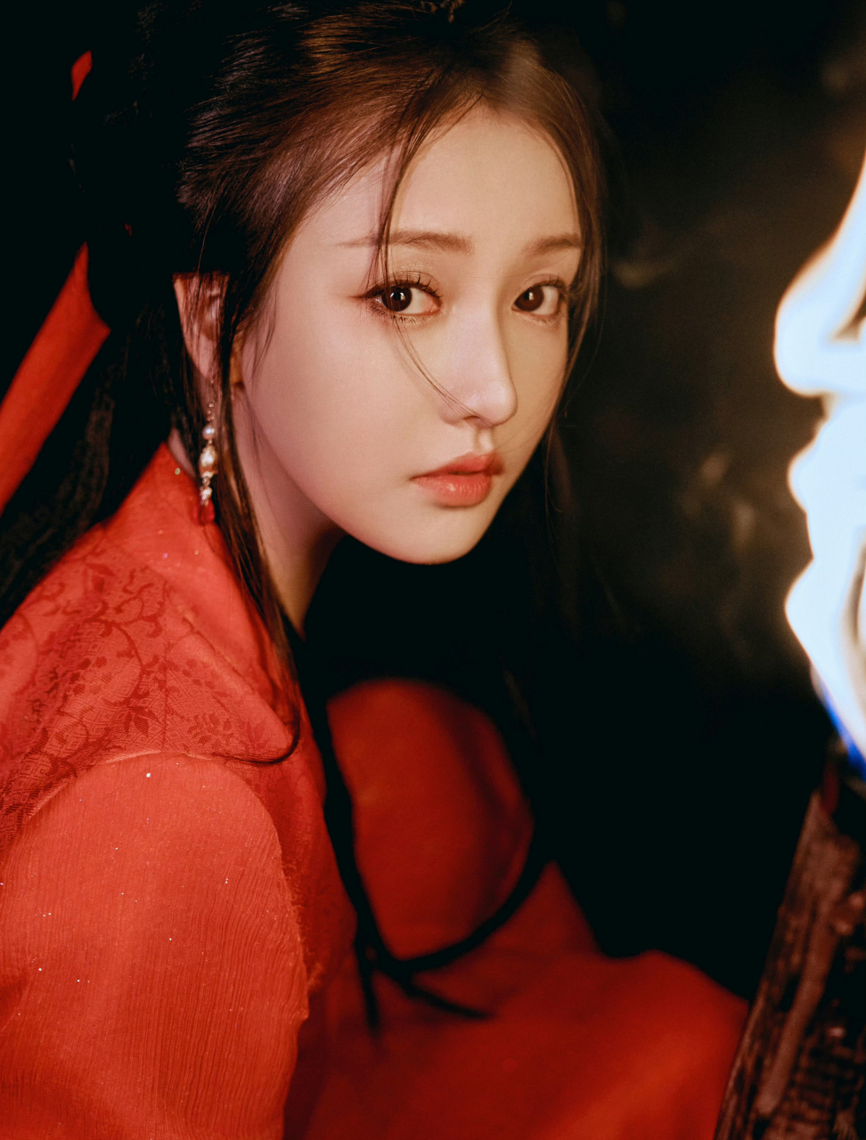 姜贞羽,红色古装裙,扎个红头绳,不一样的美丽!