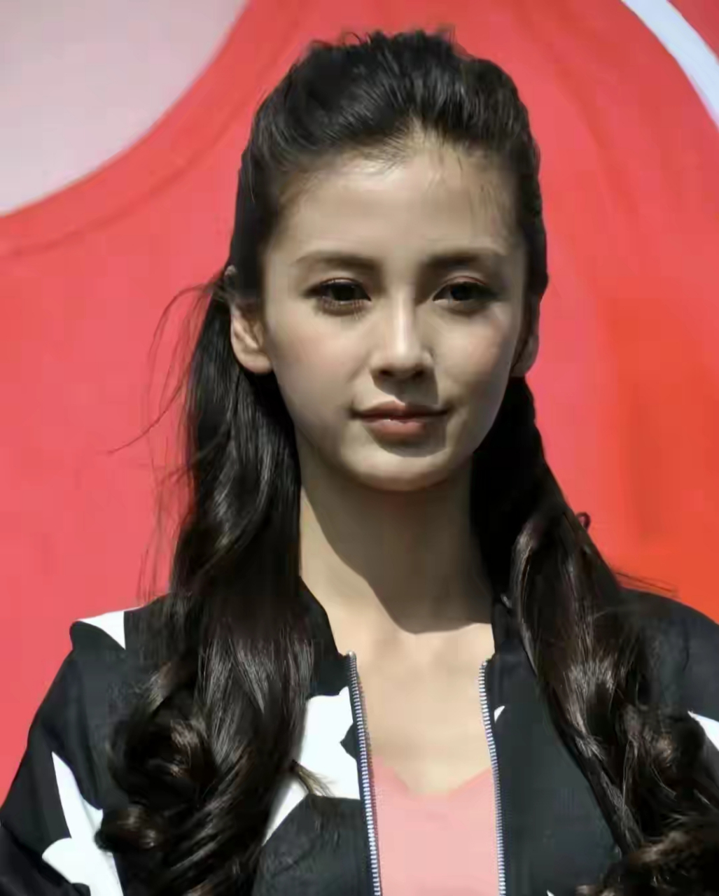 杨颖年轻时确实非常漂亮,这种漂亮很客观,即使不化妆打扮,她的颜值也