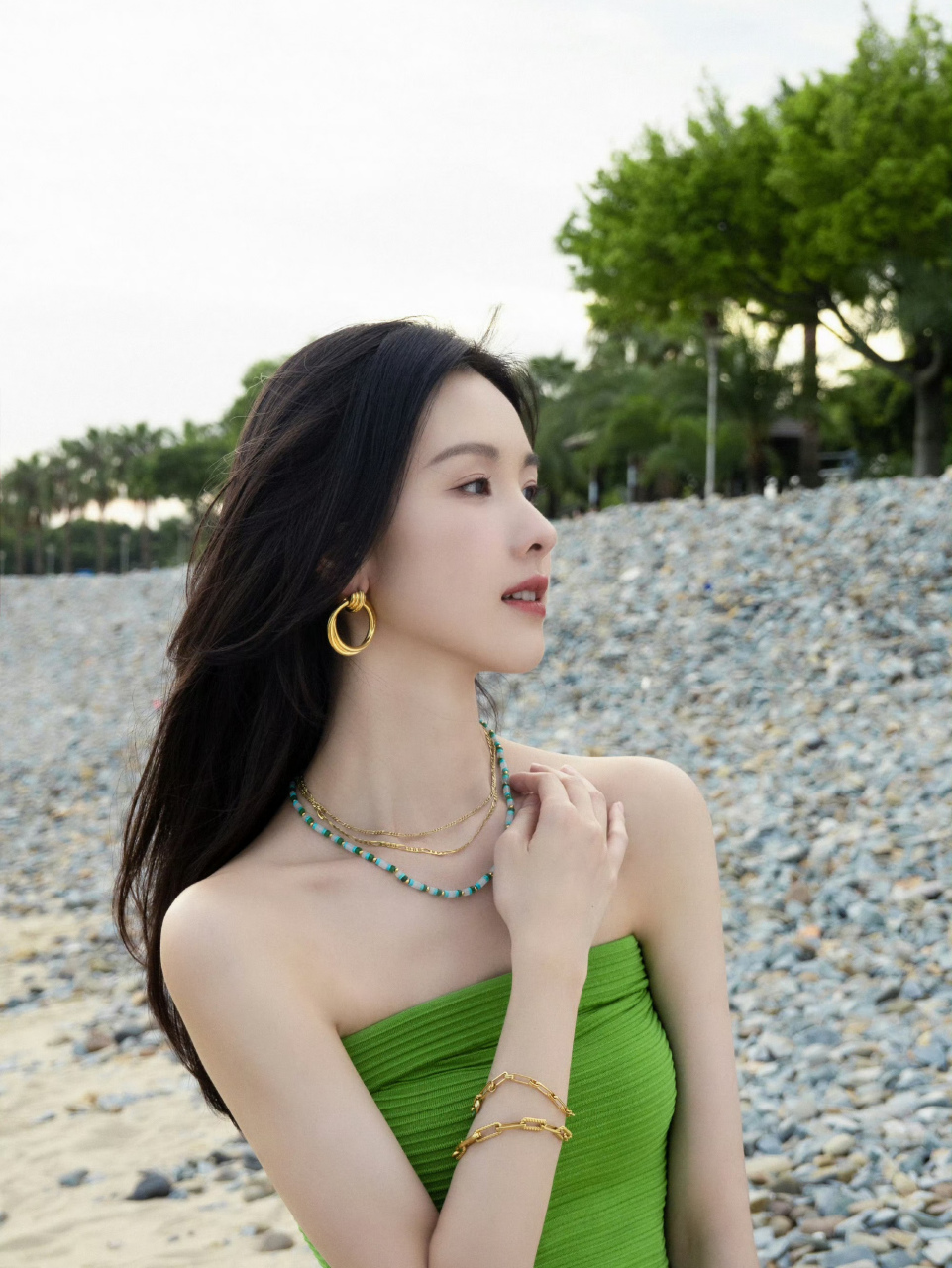 陈都灵,身材比绝了,超绿意抹胸裙海滩漫步 #养眼美女# #动态连更挑战