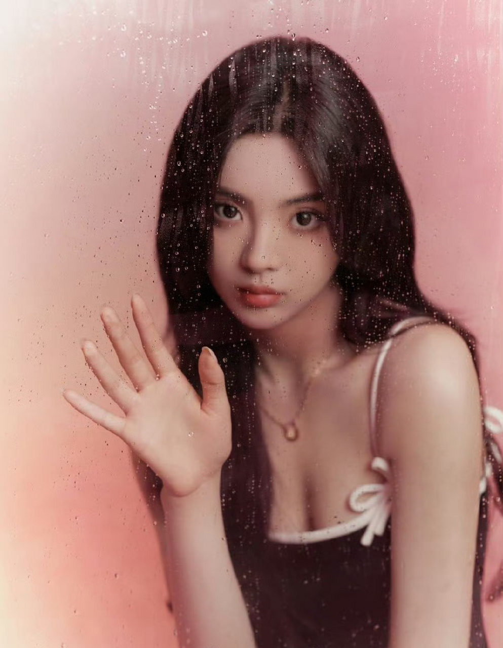 杨超越,黑色吊带裙,性感小清新!