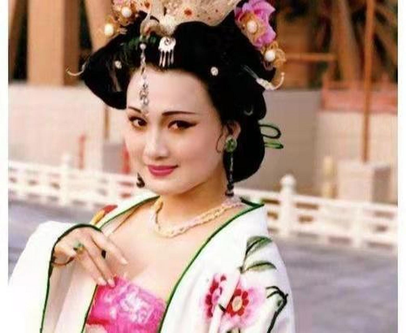 756 年,从未近过女色的太监高力士,托起丰腴的杨玉环,将她的头套入