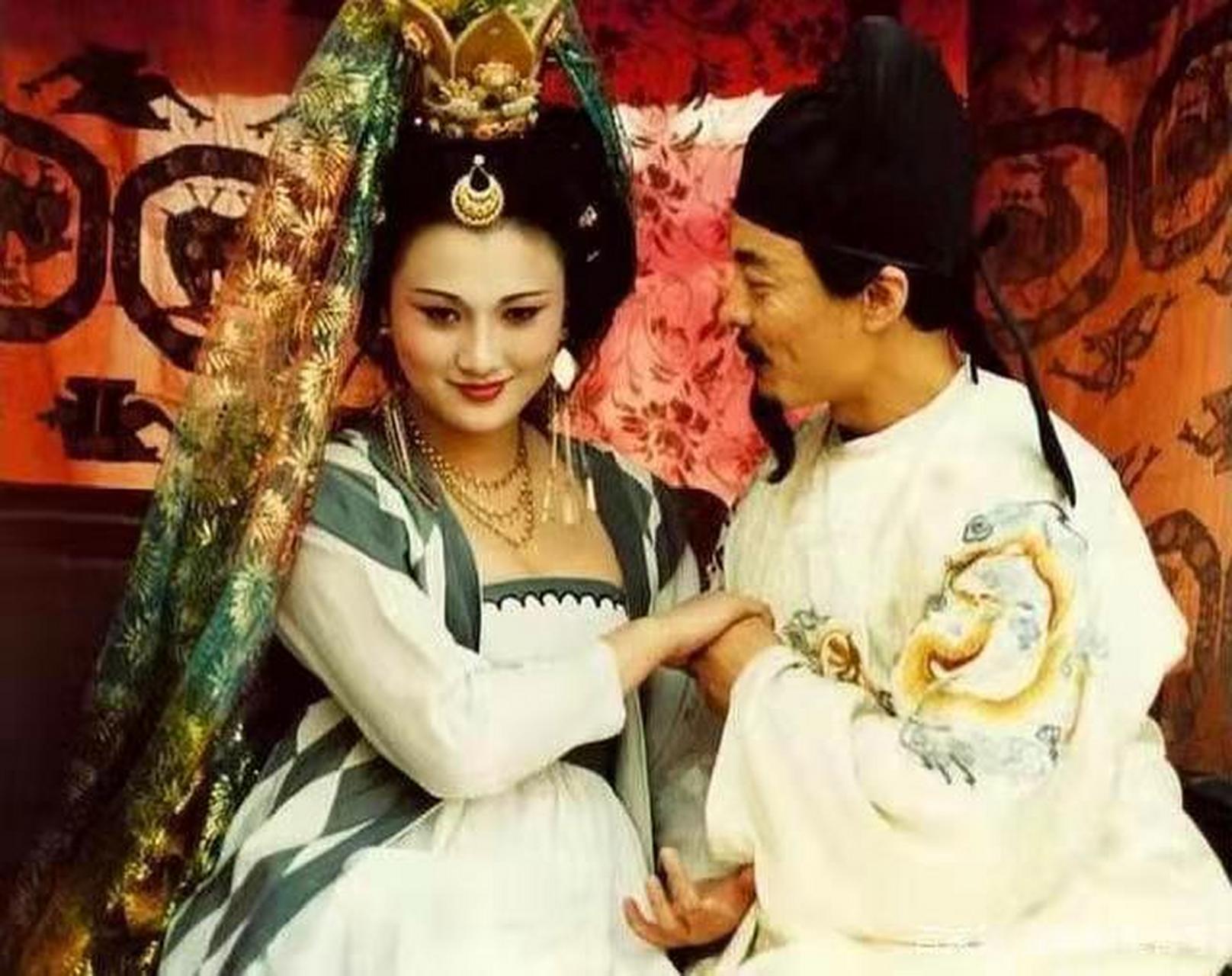 756 年,从未近过女色的太监高力士,托起丰腴的杨玉环,将她的头套入