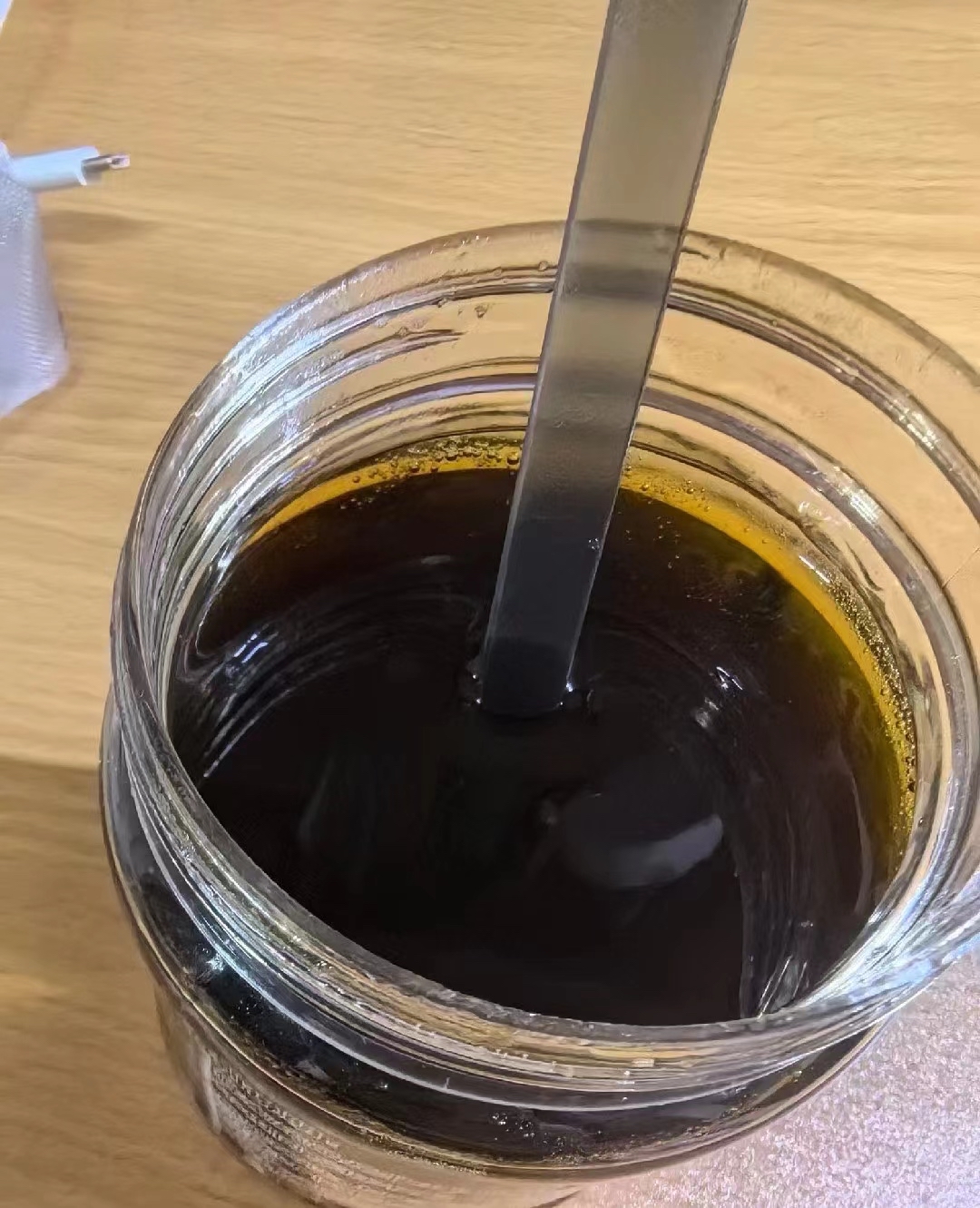 蜂蜜放了两年变深褐色(蜂蜜放置久了成褐色) 蜂蜜放了两年变深褐色(蜂蜜放置久了成褐色)