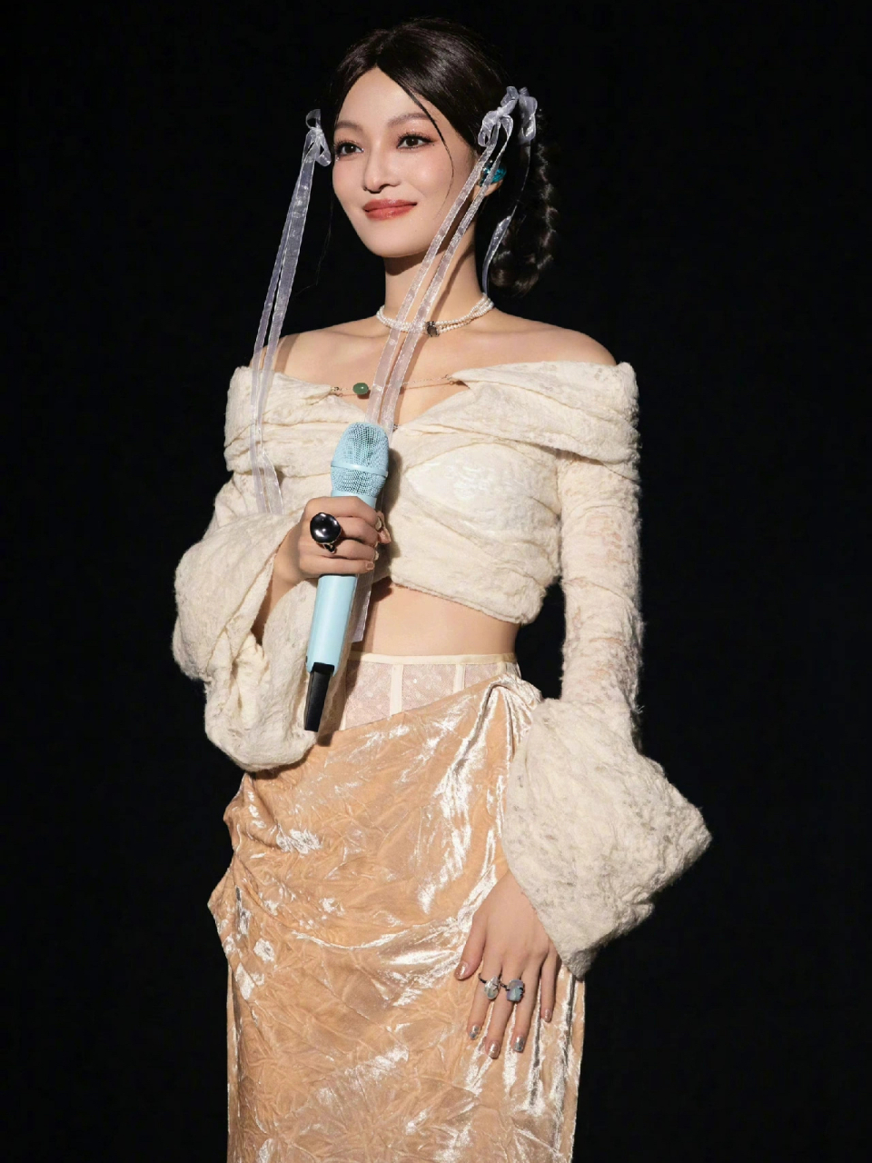 张韶涵的演唱会造型真的用心了,像芭比娃娃,像公主,像战士,真的是百变