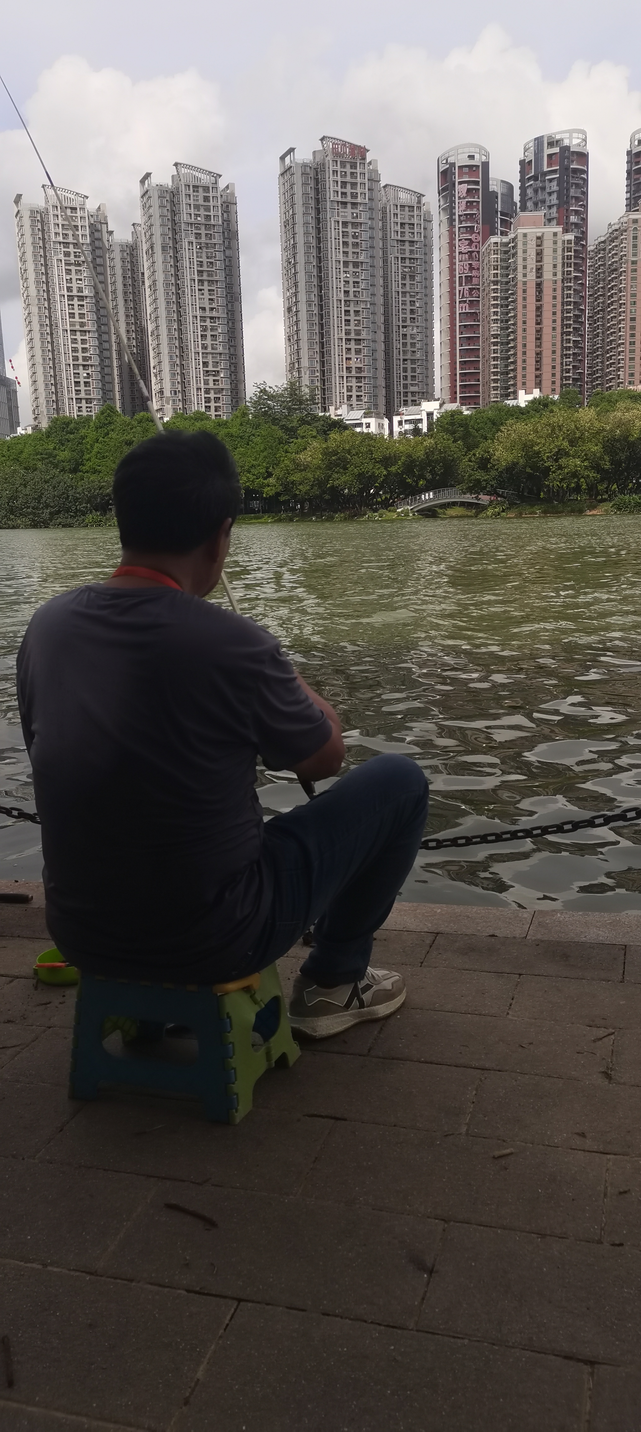 老爷爷80多了,看着精神矍铄,红光满面的,在小河边钓鱼,一勾钓了2个小