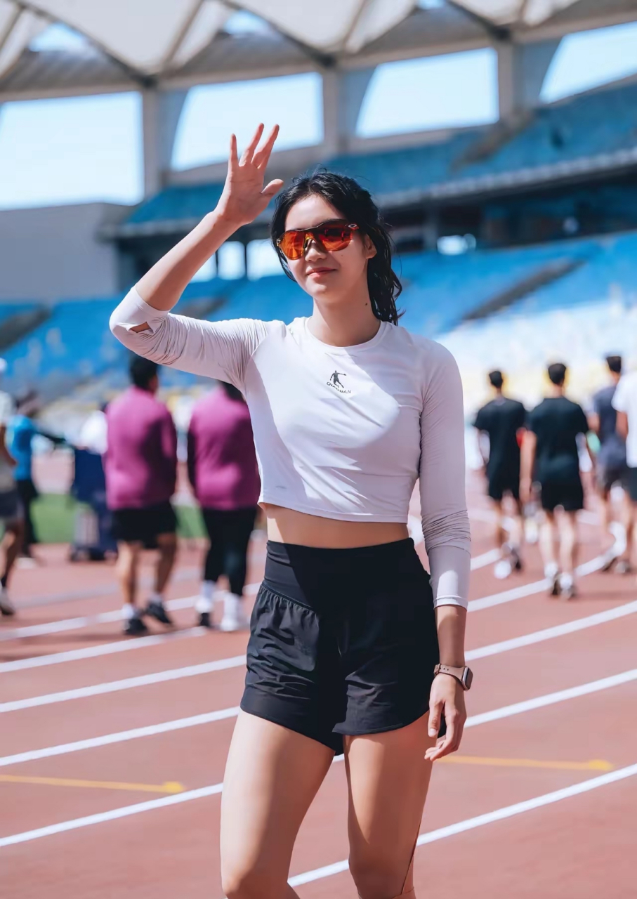 夏思凝,2003年出生于湖南省邵阳市,中国女子田径运动员,专项为100米