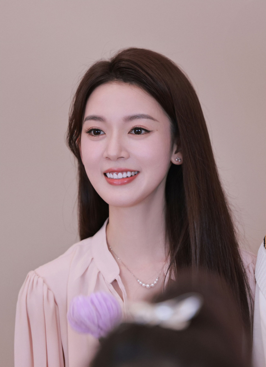 陈瑶,粉色长袖上衣,长发披肩,笑起来真好看!