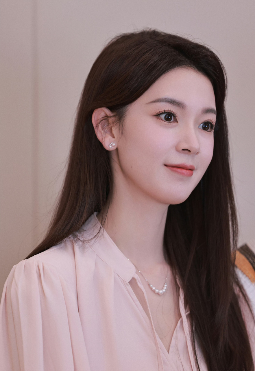 陈瑶,粉色长袖上衣,长发披肩,笑起来真好看!