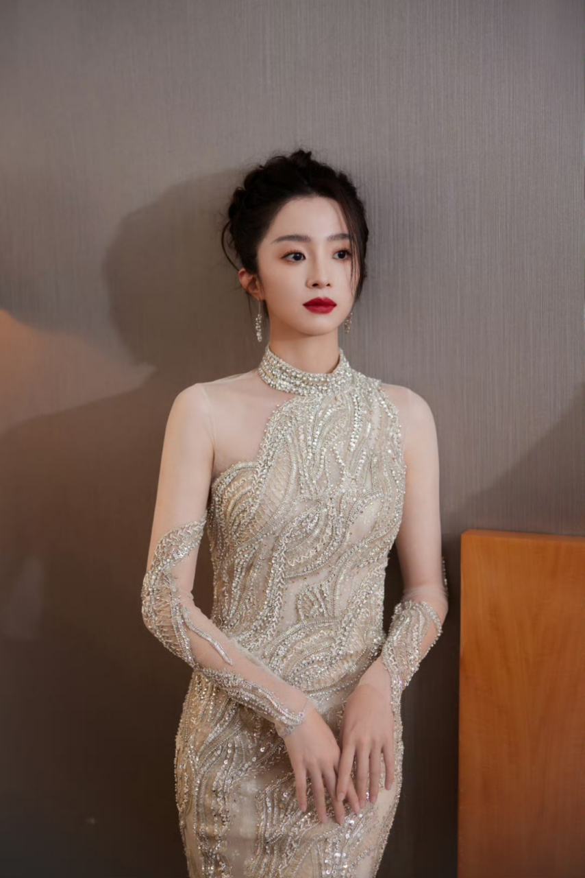 胡冰卿一袭无袖包臀礼服裙,优雅曲线勾勒极致魅力,尽显高贵气质