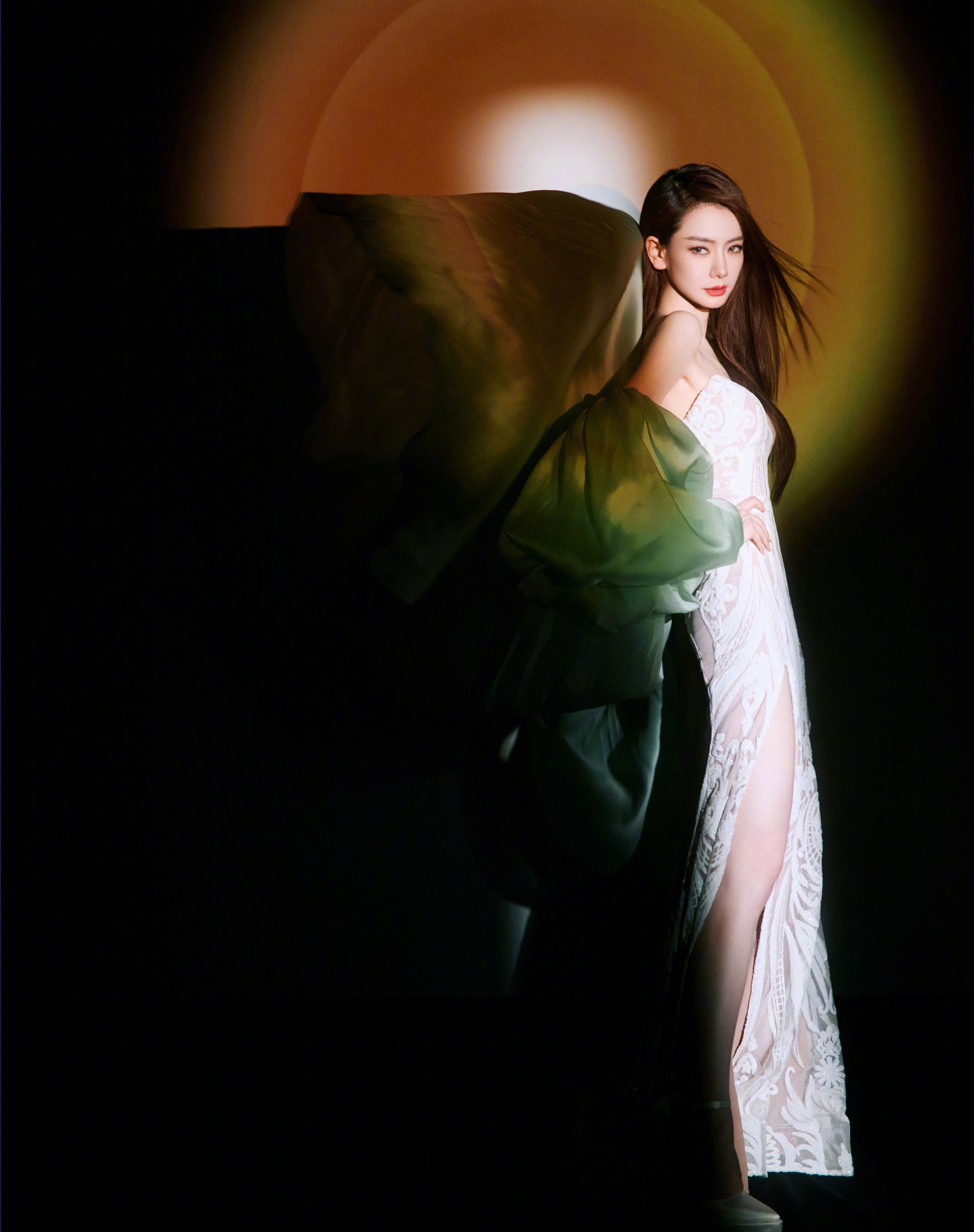 戚薇,白色高开叉抹胸裙,超显好身材!