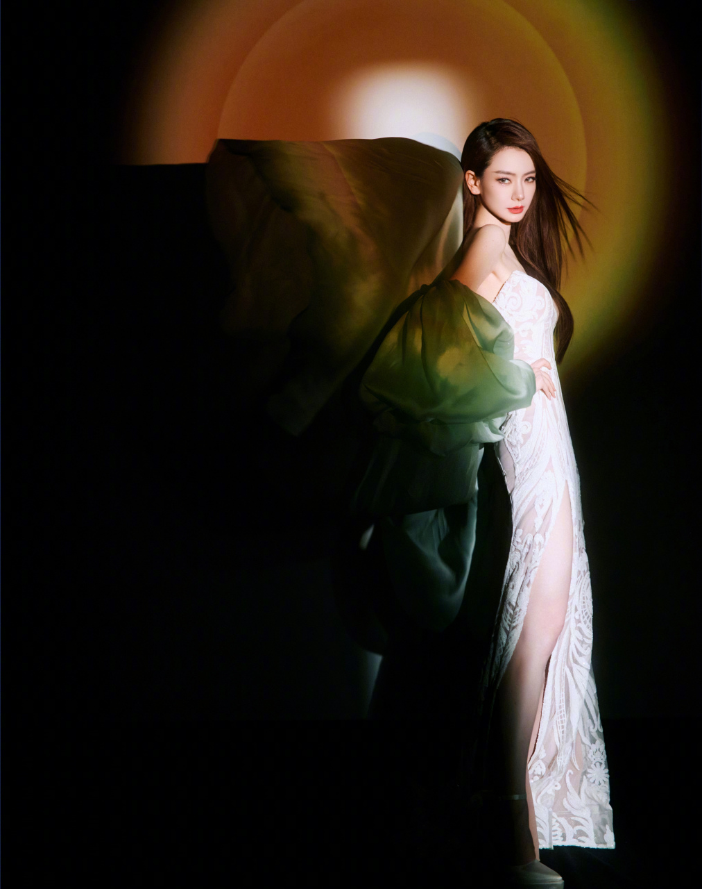 戚薇,白色高开叉抹胸裙,超显好身材!