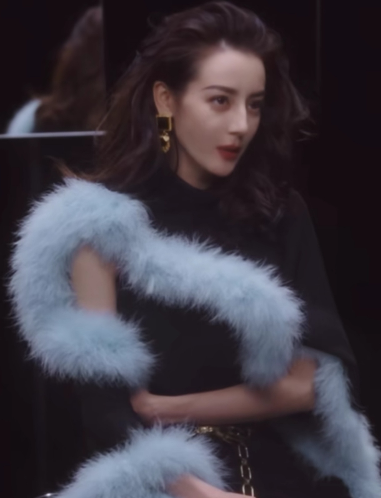 她本身就是大气浓颜美人,最适合港风.#迪丽热巴