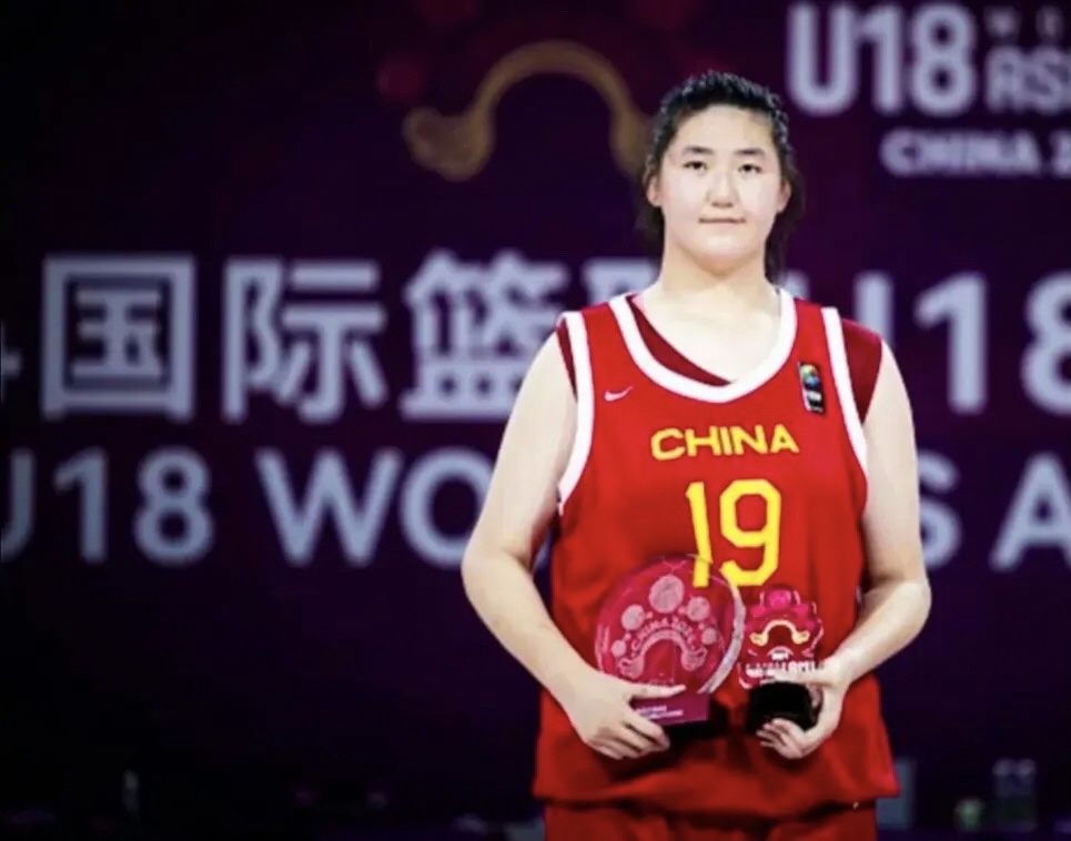 张子宇vs郑海霞:  1,郑海霞 女篮巅峰时期:主力中锋,奥运银牌/铜牌