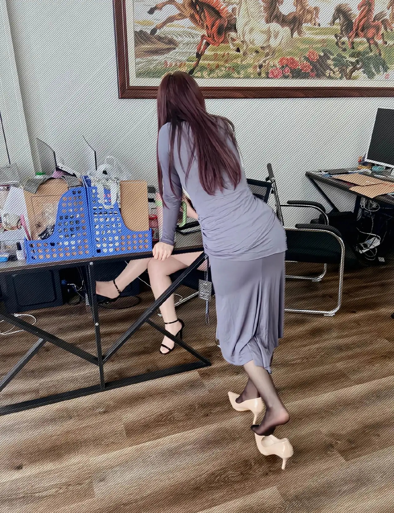 为什么办公室总一些小姐姐喜欢脱鞋哪?