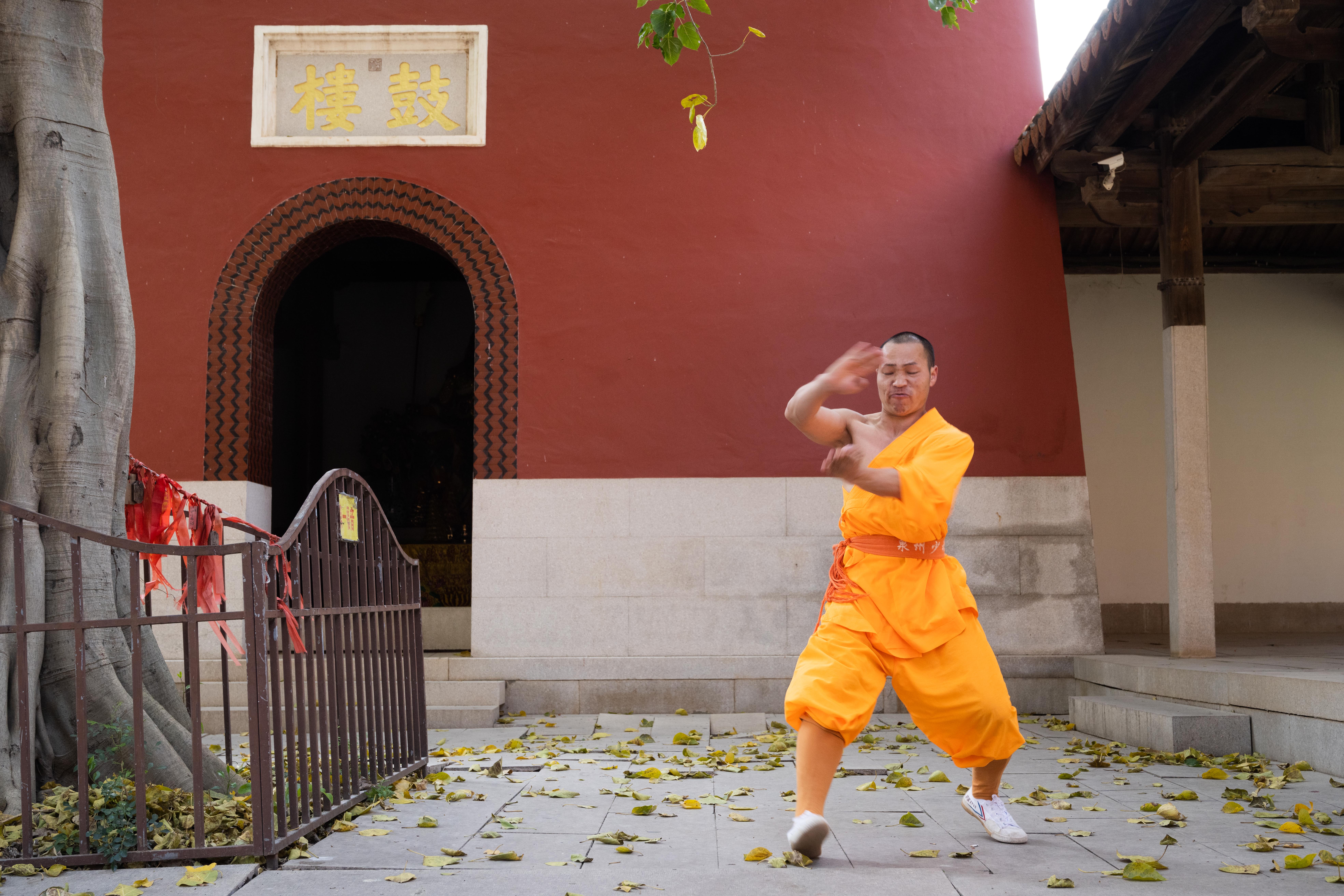 们在大殿里用通俗歌曲的旋律念经,每天都有武僧公开表演少林寺功夫
