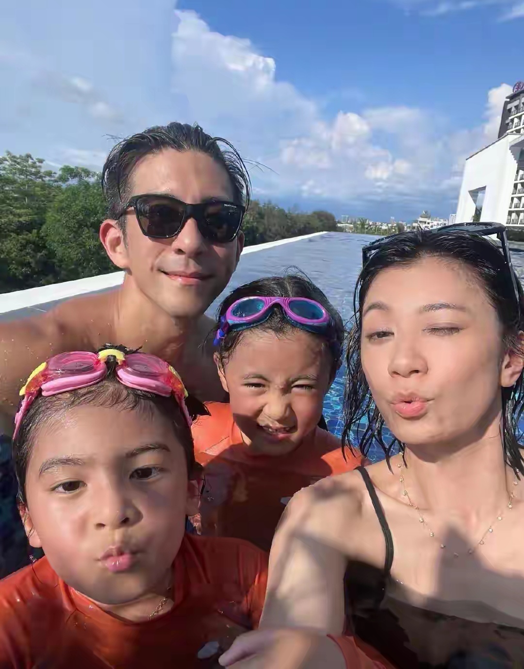 贾静雯和修杰楷带着两个一起游泳,两个女儿皮肤晒成了小麦色,只有妈妈