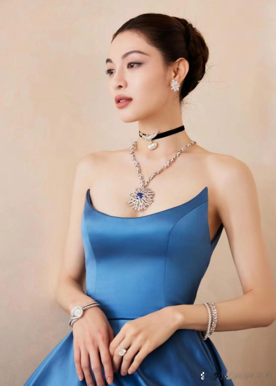 钟楚曦穿着一件蓝色的低胸长裙,看起来既优雅又自信她的气质跟倪妮很