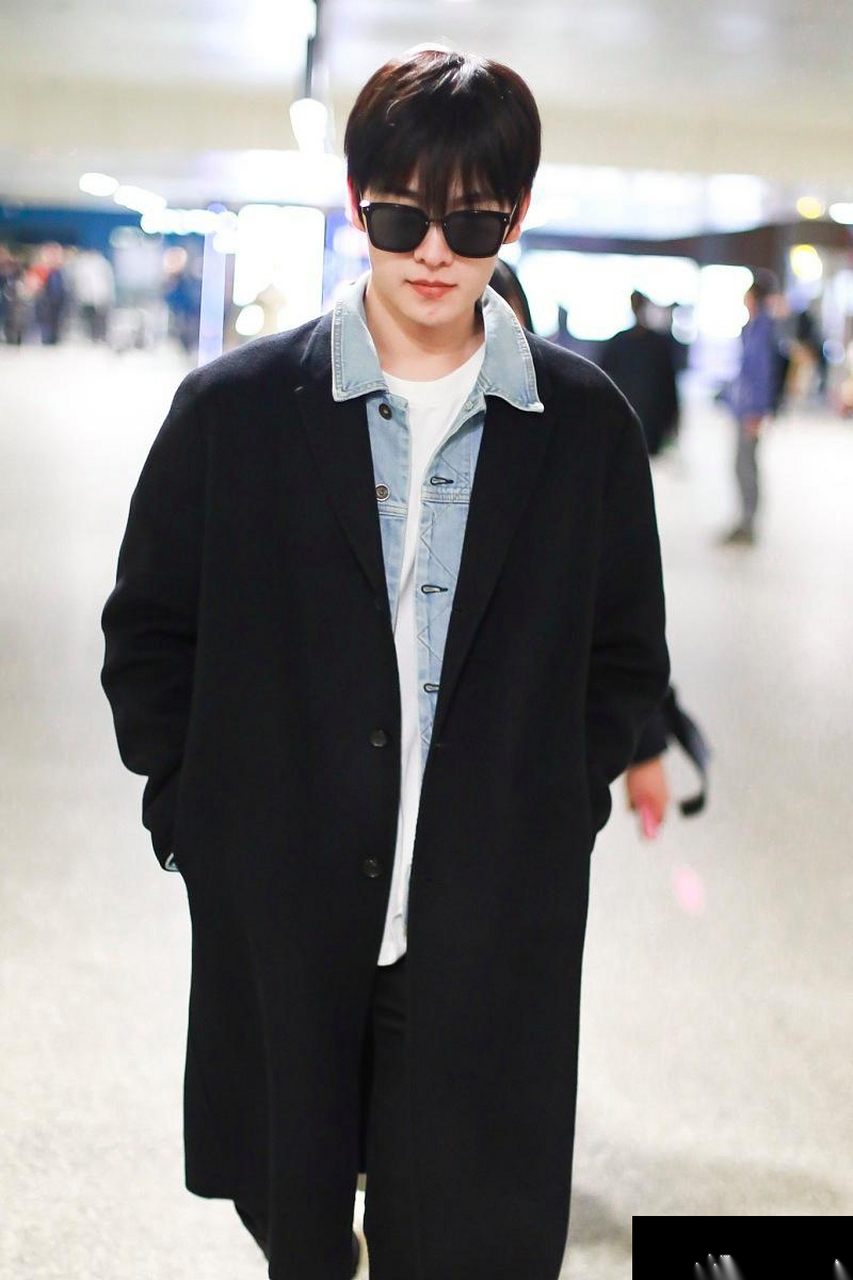 竟然刷到了,杨洋长痘痘的照片!