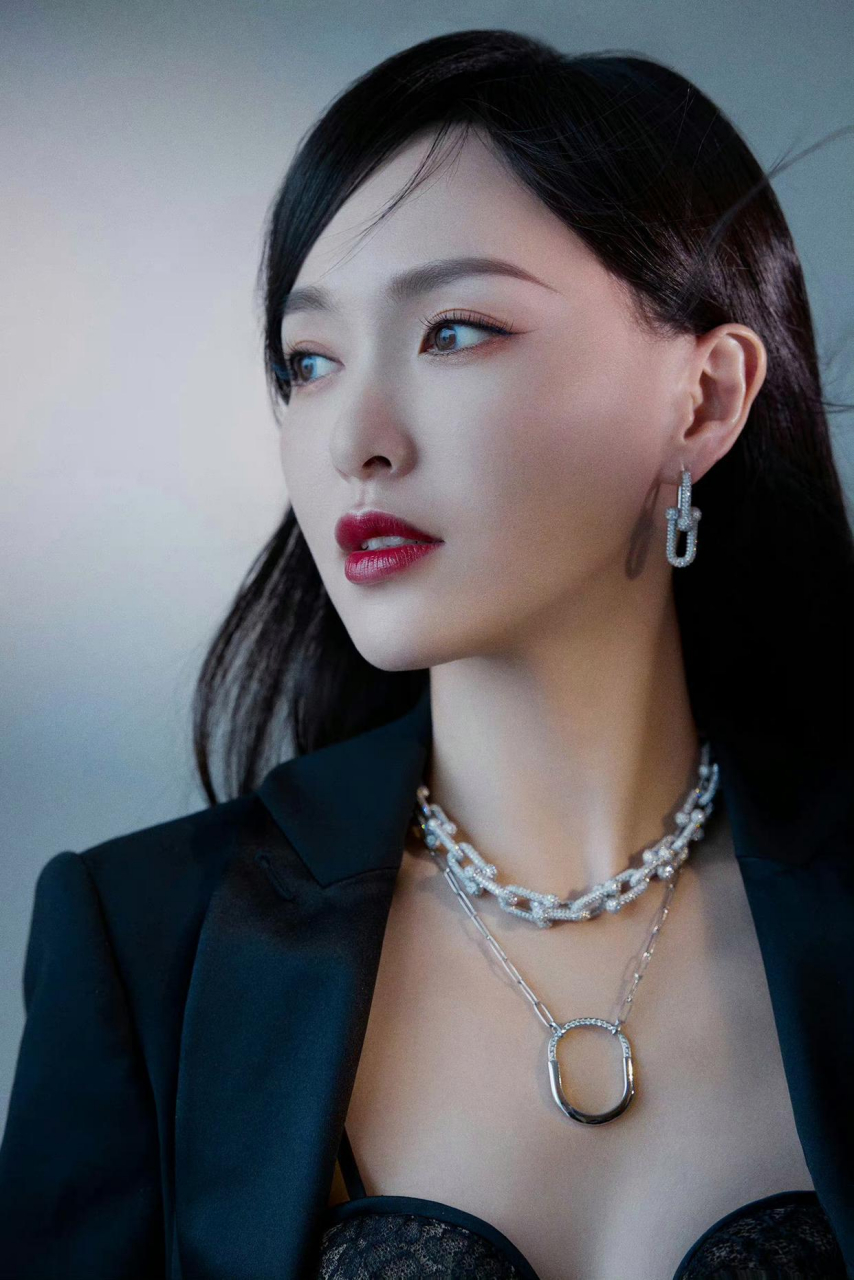 唐嫣穿黑色镂空裙子搭配西装外套,真是好看极了