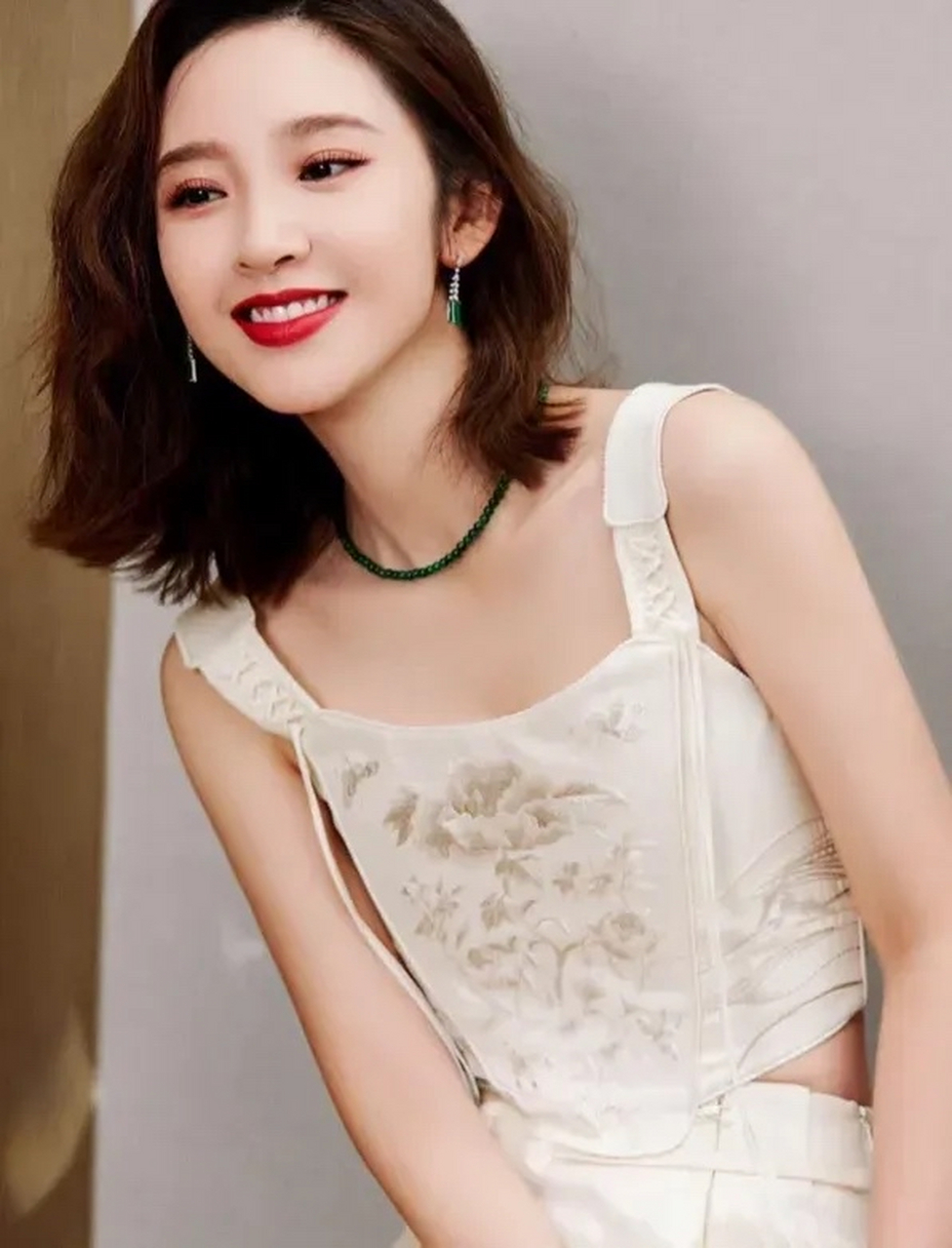 唐艺昕越来越有"女人味",留着韩式微卷发穿白色国风背心搭短裙,衣品好