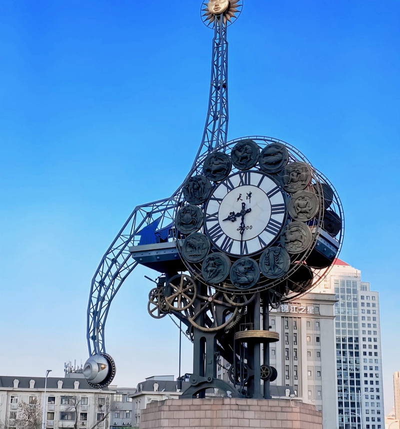 天津世纪钟  世纪钟是天津市为迎接新世纪,在天津站前广场建造的大型