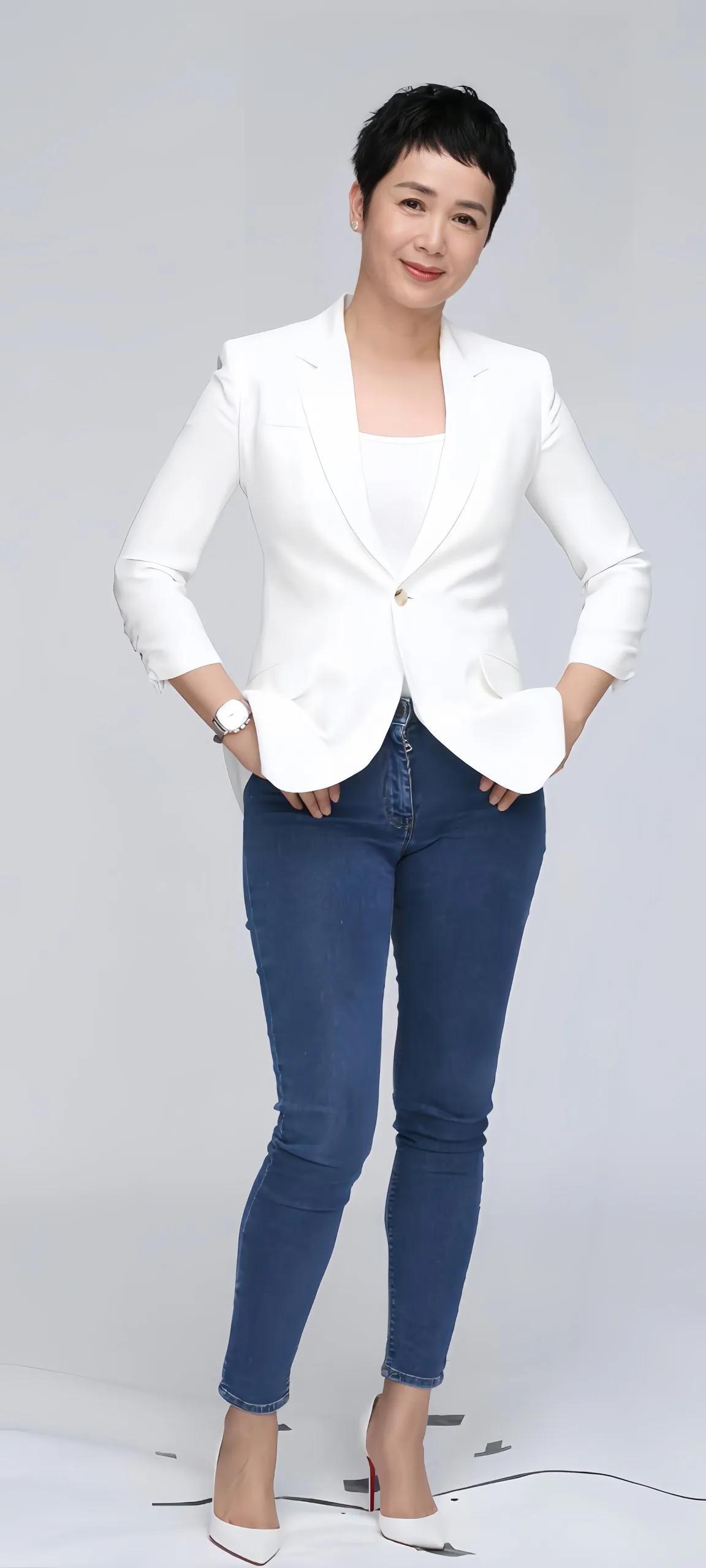 谁说女星过了五十岁就不能穿牛仔裤,蒋雯丽与许晴的曲线太美了