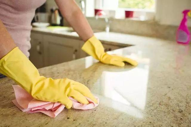 厨房黏糊糊的?妈妈告诉我一招,一年没洗的厨房"干净了",太实用了