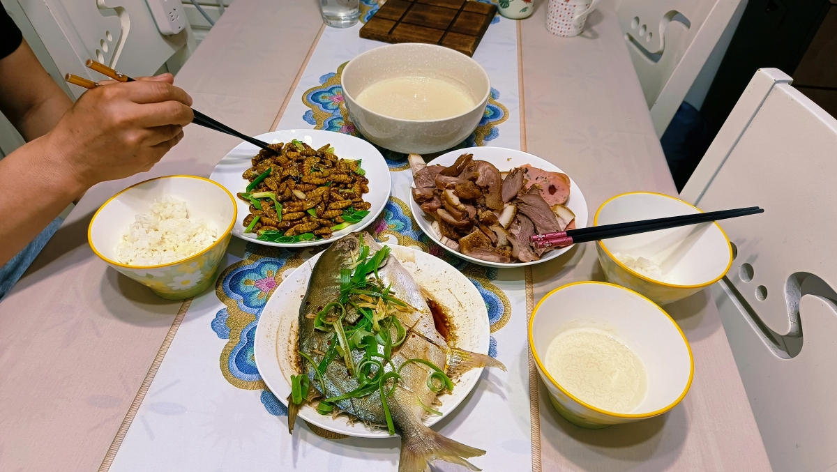 青岛一家3口的晚餐,晒朋友圈火了,网友:家常便饭真让人羡慕!