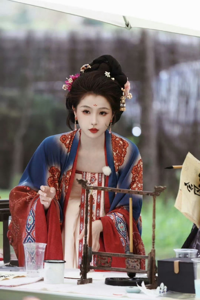 你离天姿国色的距离只差一款唐装?云想衣裳花想容东方韵味的魅力