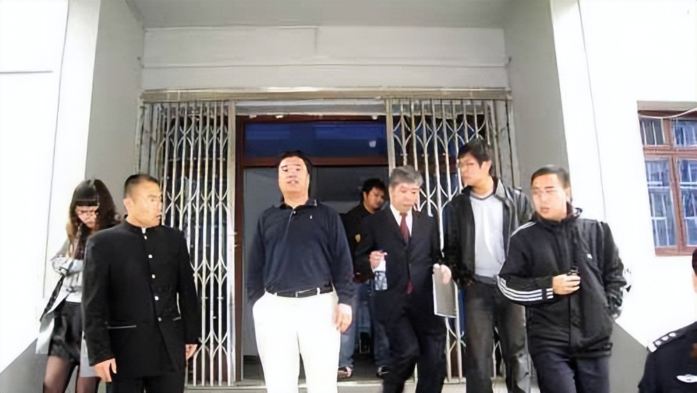温州"皮革大王"王敏:被父母绑进精神病院,兄弟合伙转走家产