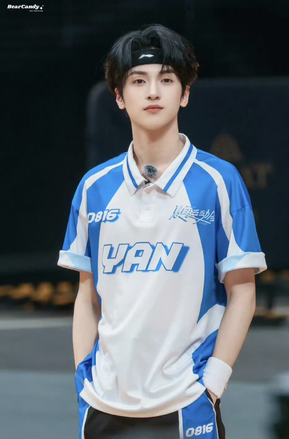 严浩翔这也太帅了,今日份运动清爽少年,双手插兜又拽又帅,笑起来又甜