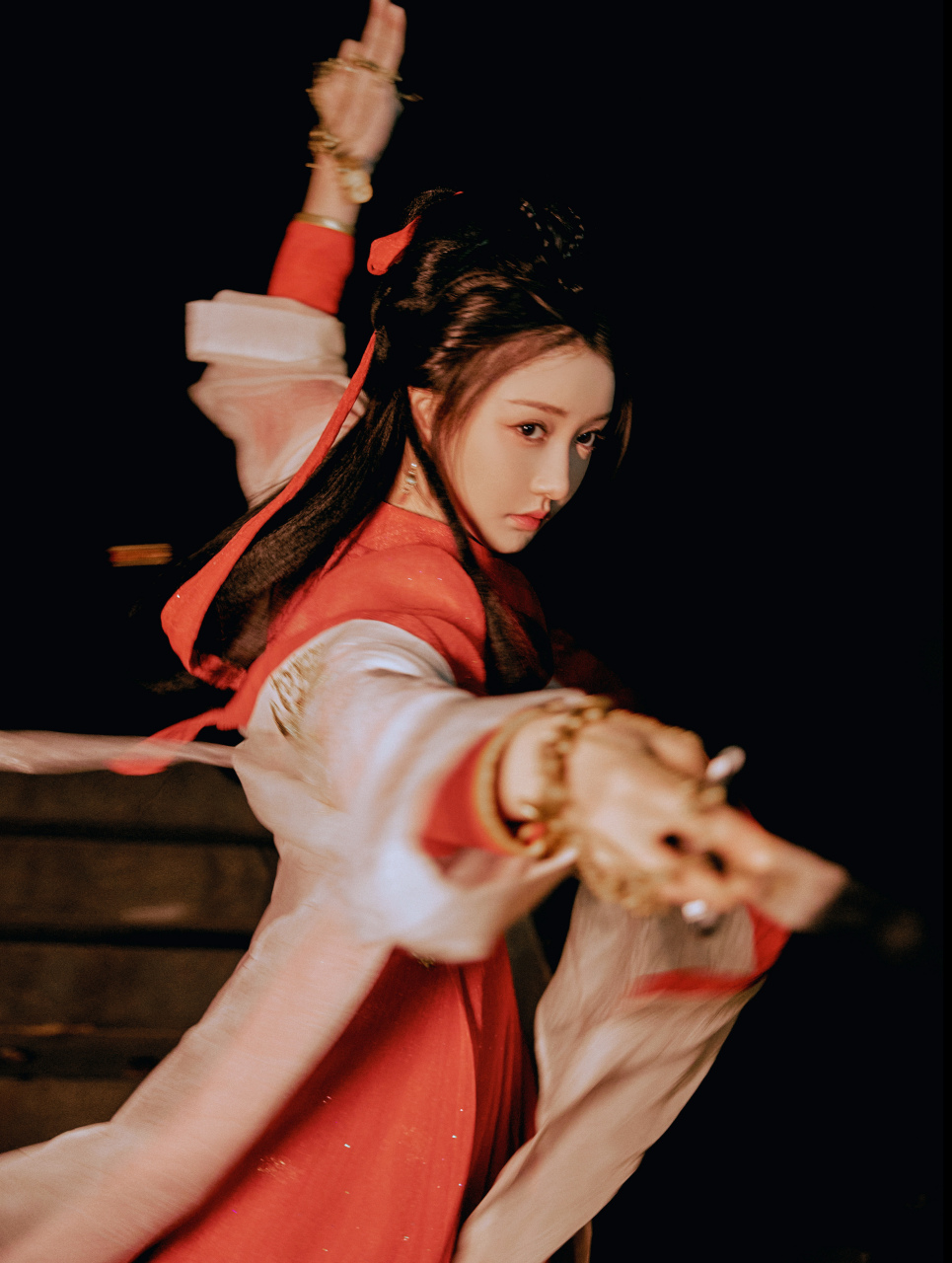 姜贞羽,红色古装裙,扎个红头绳,不一样的美丽!