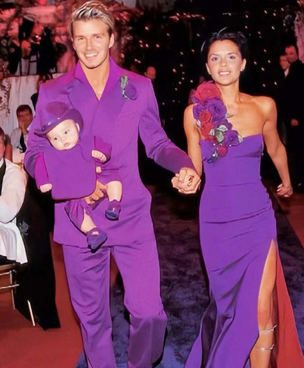 贝克汉姆和妻子竟然复原了年轻时候的旧照,感觉贝克汉姆年轻的时候很