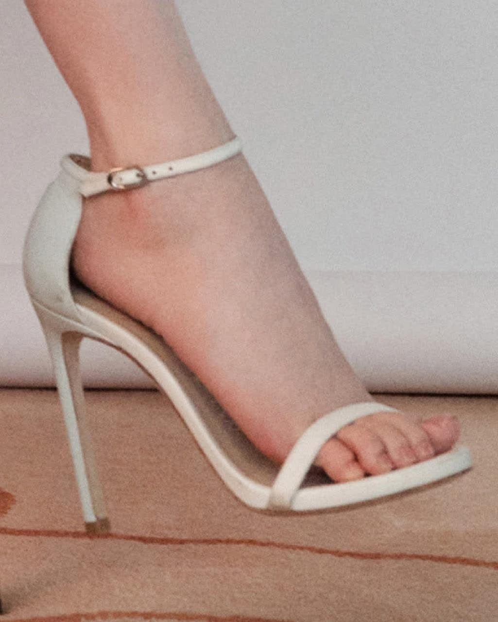 毛晓彤:白色一字带包后跟高跟凉鞋