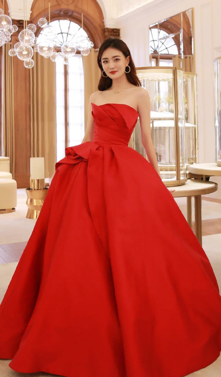 徐璐红裙倩影优雅迷人