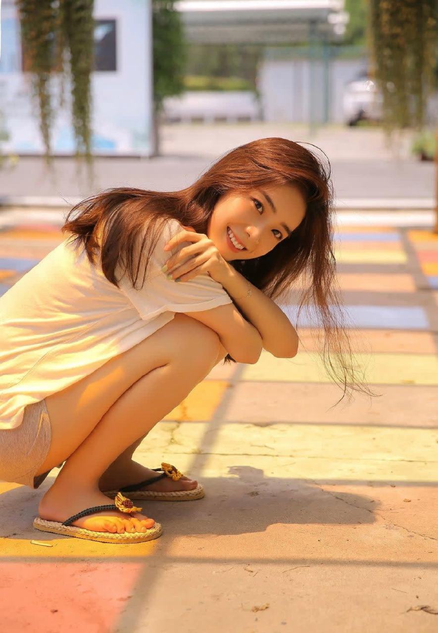 美女主持人段余霜的美足,宛如晨曦中的露珠,清新自然,纯净而美丽.