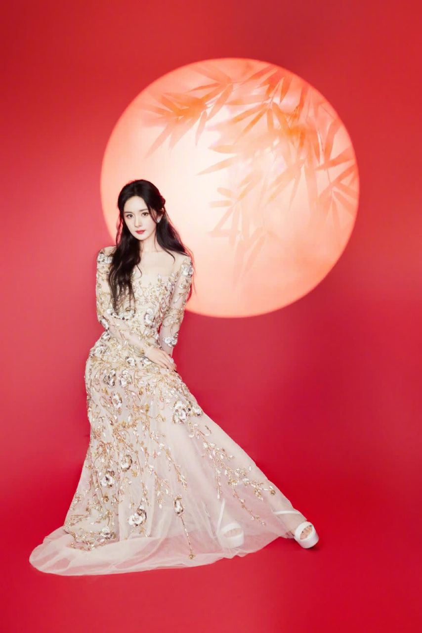 杨幂:白色厚底s绑带高跟凉鞋