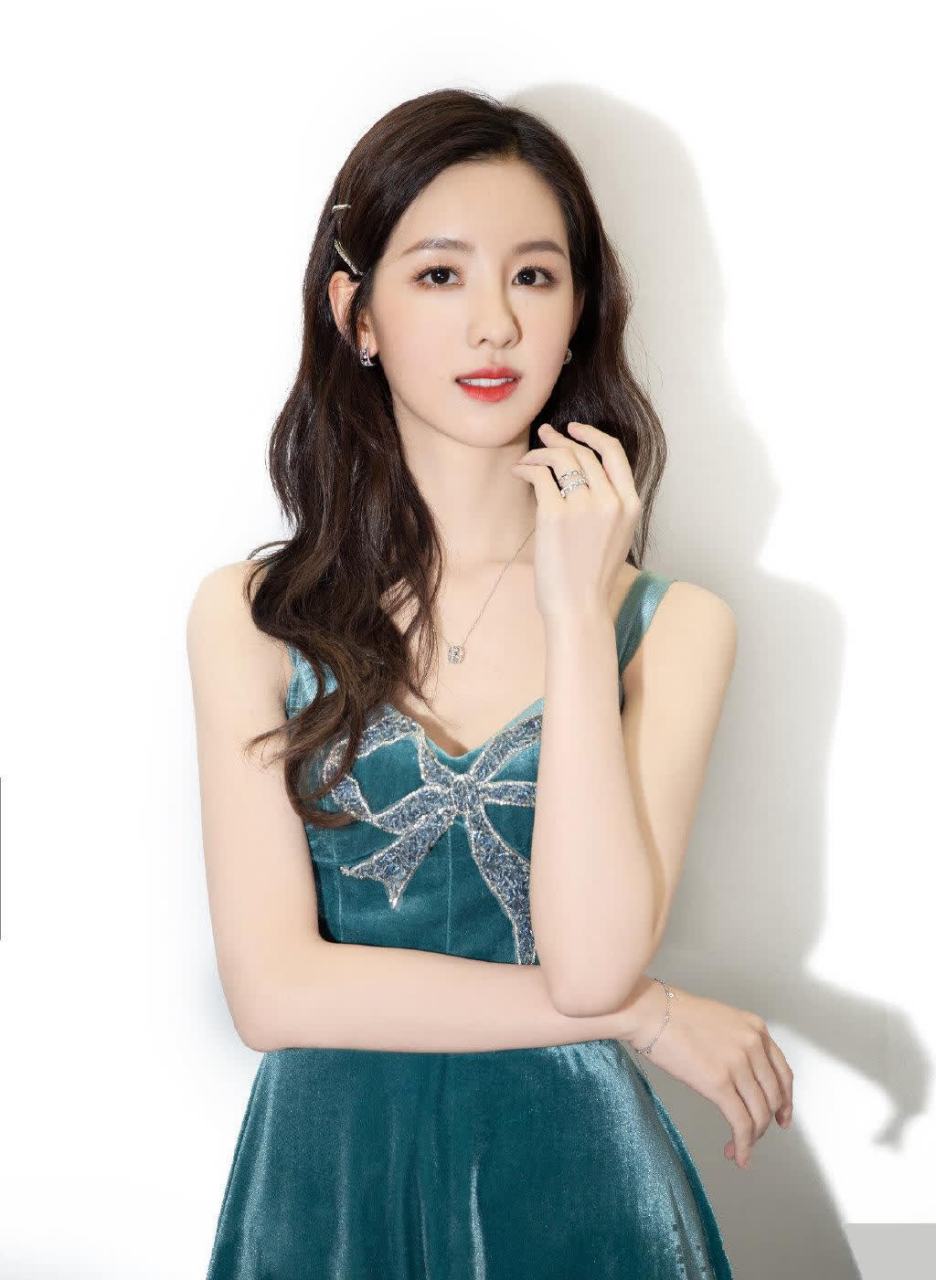 曾经的小小校花陈都灵,现在是亭亭玉立的小公主模样