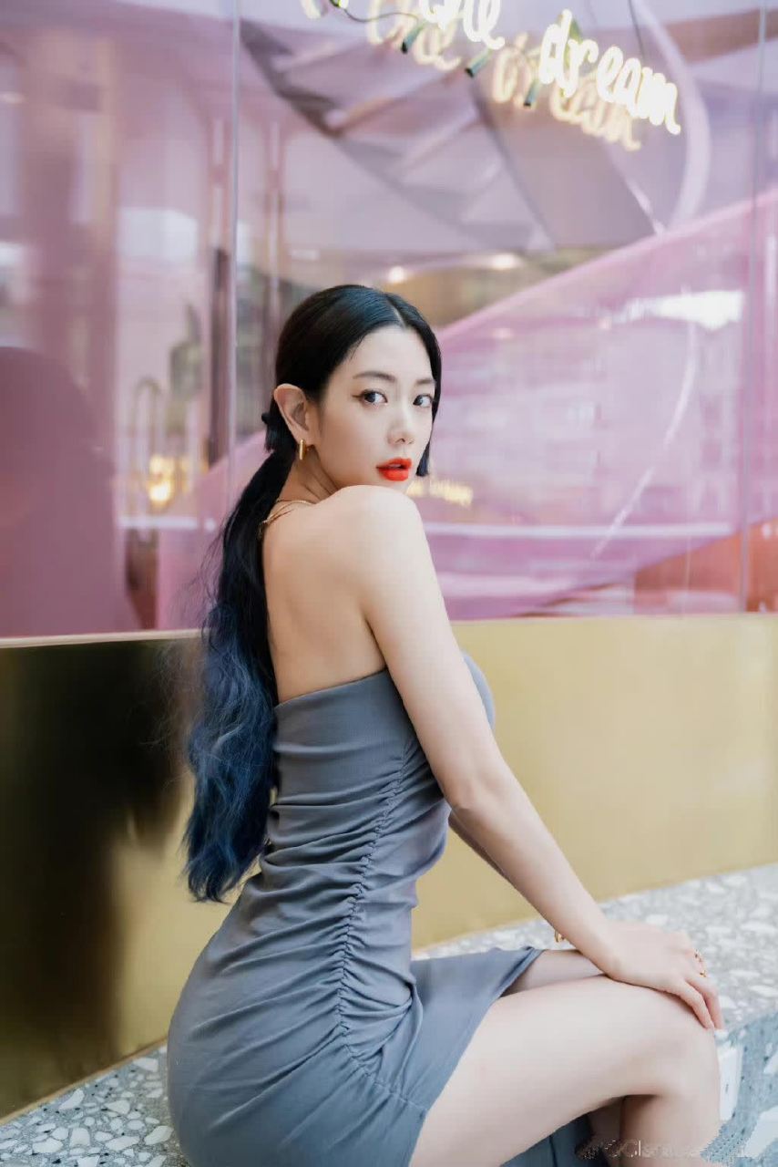 克拉拉李成敏,她的气质如同一幅古典画卷,沉静而高贵,令人仰慕不已.