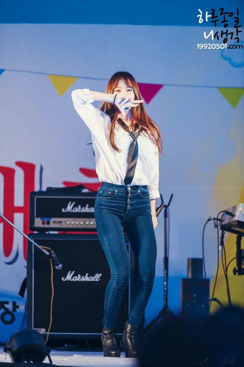 安喜延的牛仔裤如定制,完美展现修长身材.