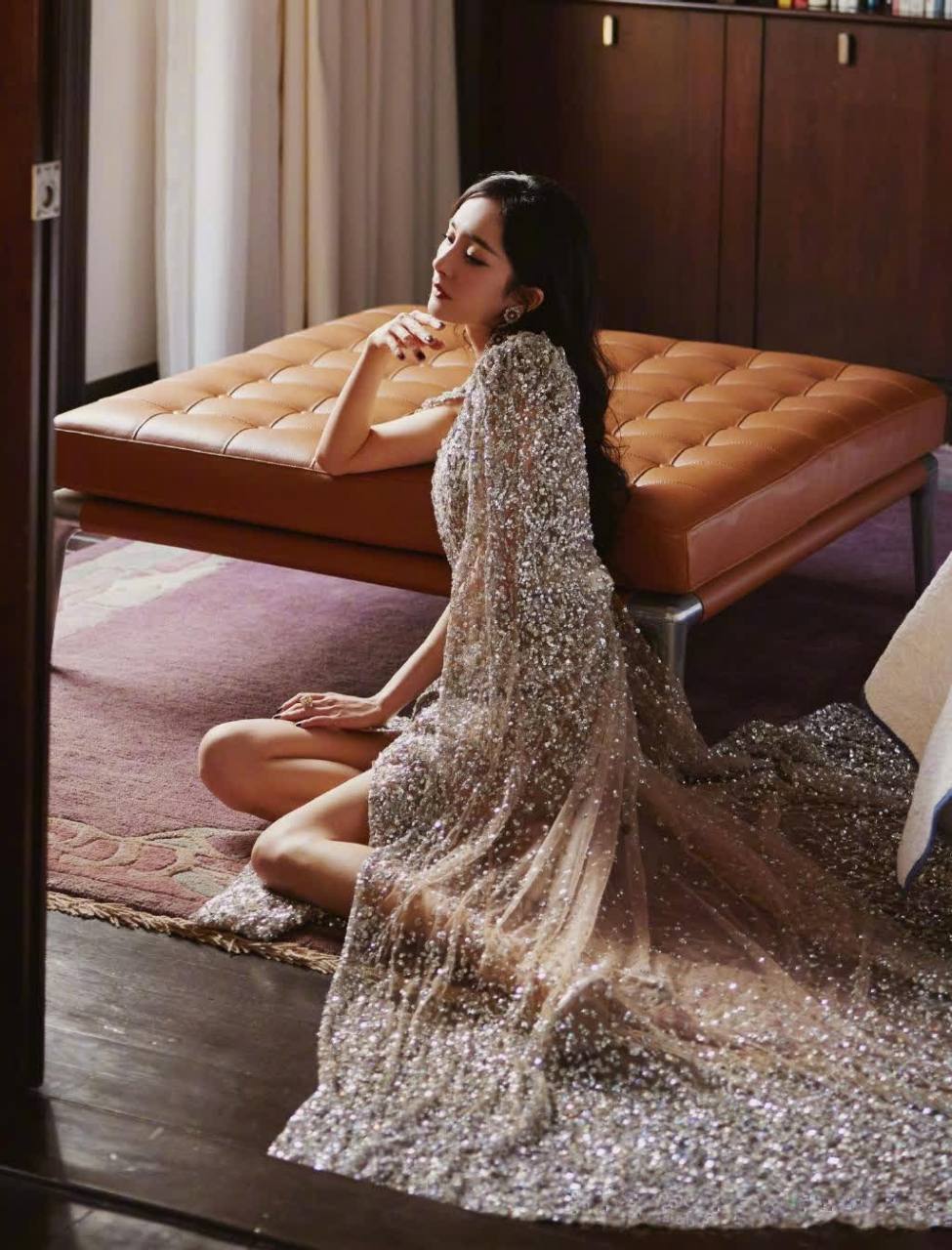 杨幂透明高跟凉鞋美腿美足,如雪般纯净.