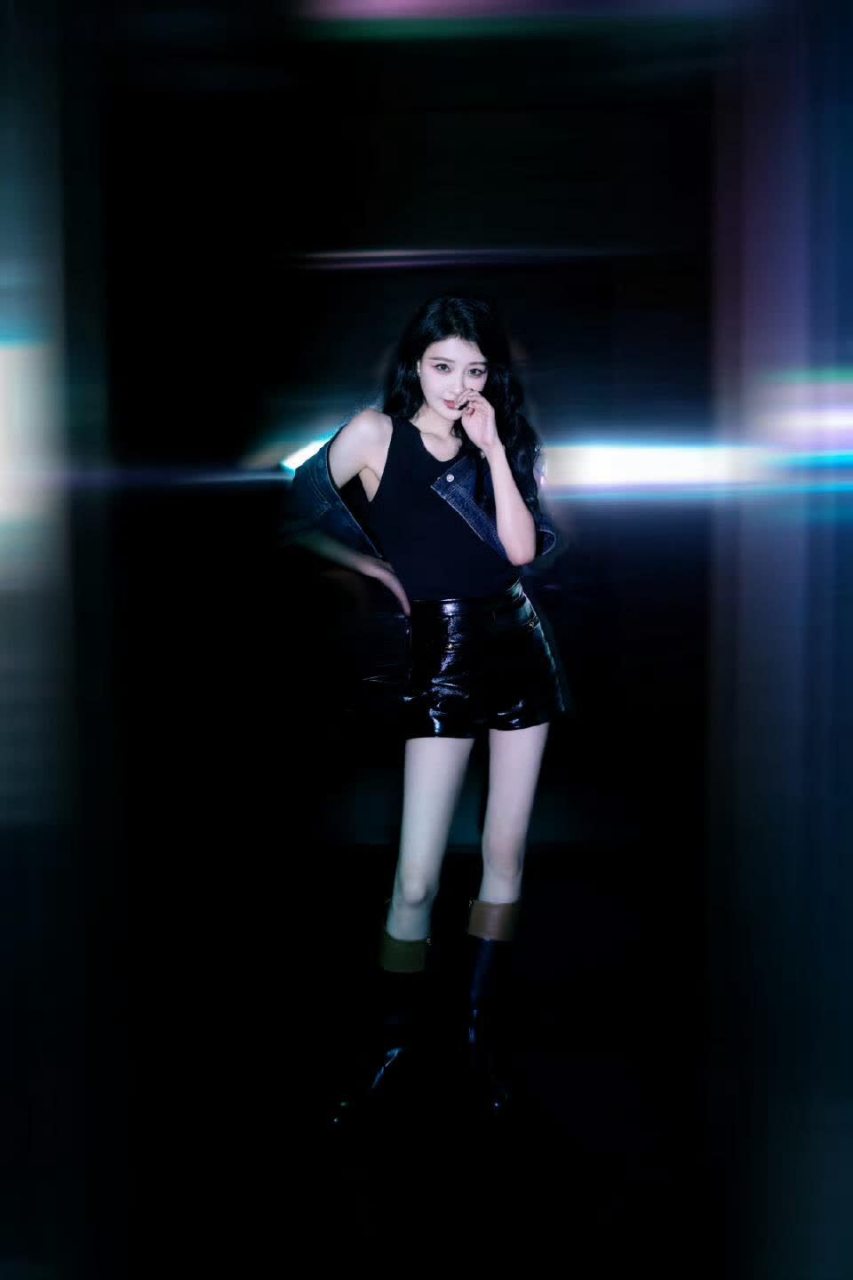 孙怡的暗黑皮衣套装,展现出这个年纪的顶峰之美.