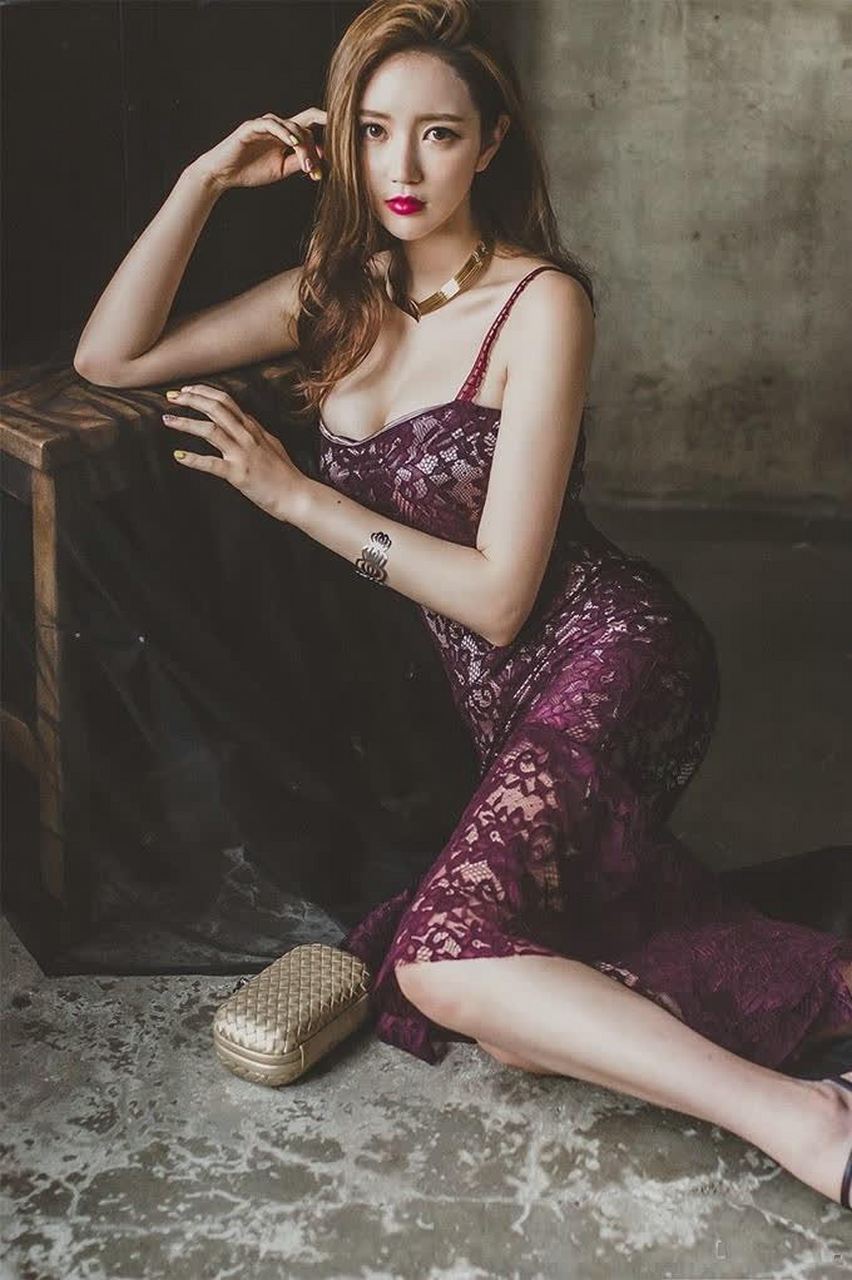 嫩模李妍静吊带蕾丝裙的性感迷人妖娆写真