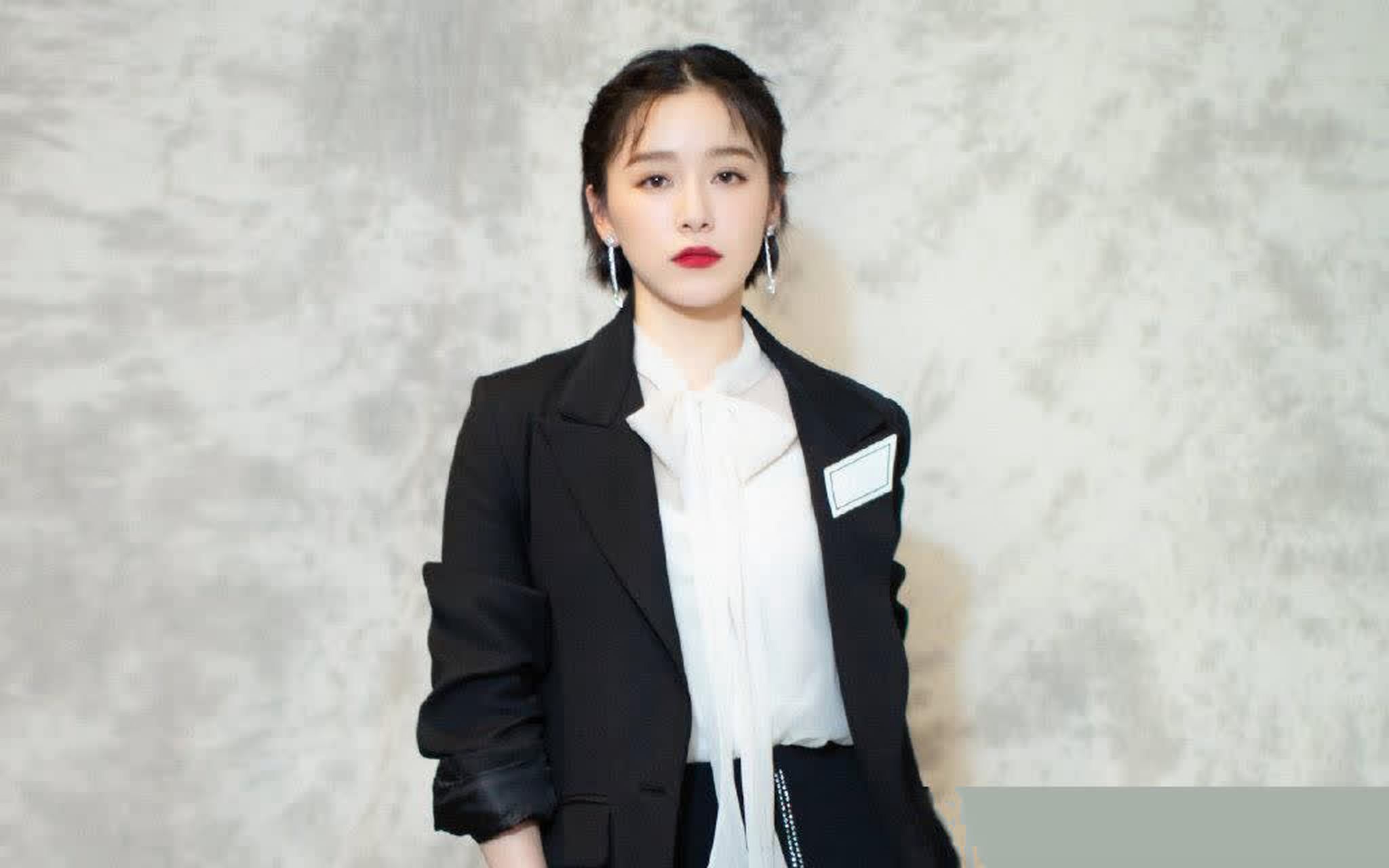 阚清子短发帅气