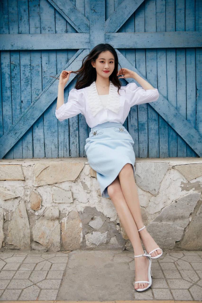 祝绪丹的白色一字带高跟鞋,如同清晨的露珠,晶莹剔透,每一步都充满了