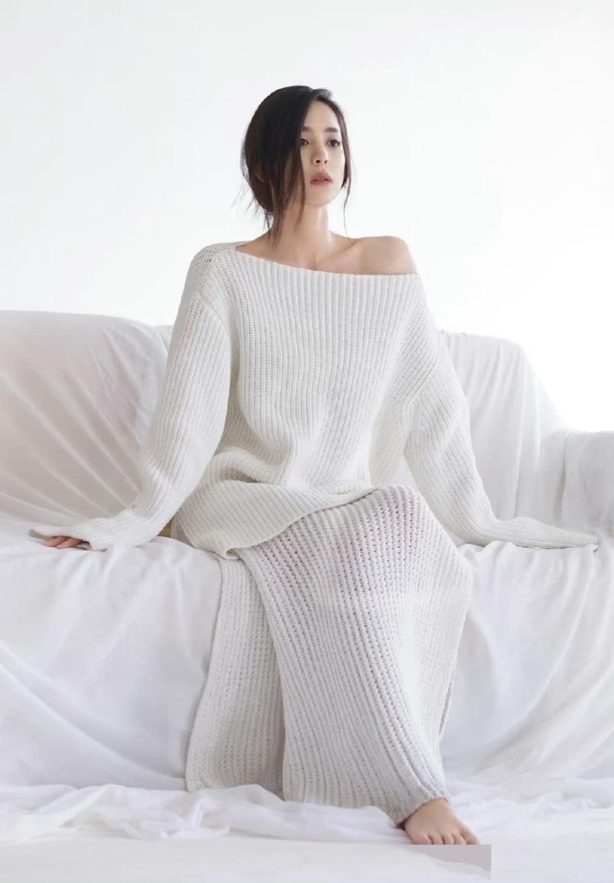 古力娜扎的美腿和玉足展现了她的魅力.