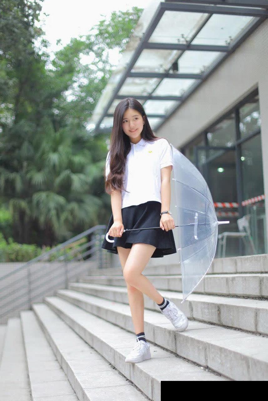 赵露思白色t恤校服清纯可爱早期写真图片